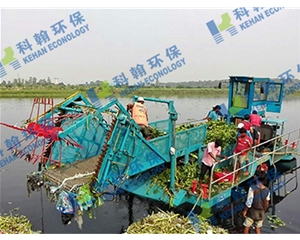 Semi-automatic cleaning boat