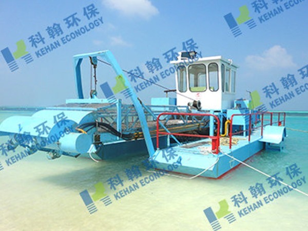 Submarine plant harvesting vessel
