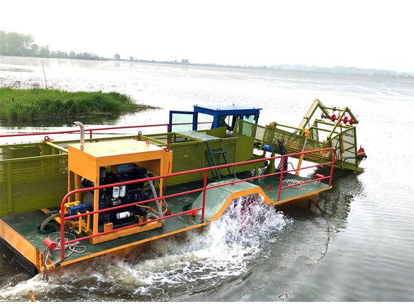 Submarine plant harvesting vessel