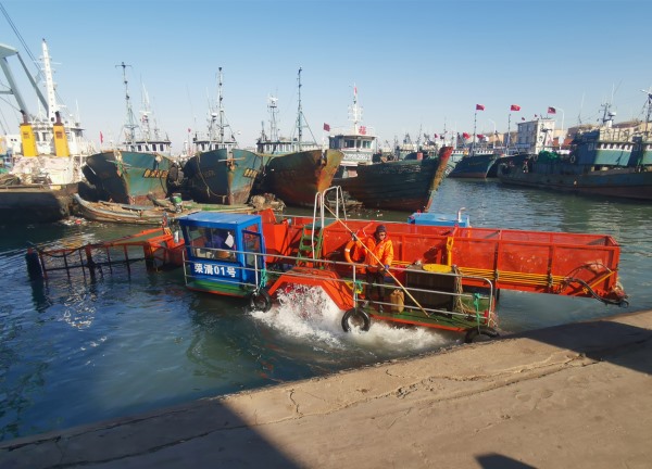 Semi-automatic cleaning boat