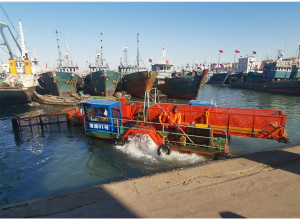 Semi-automatic cleaning boat